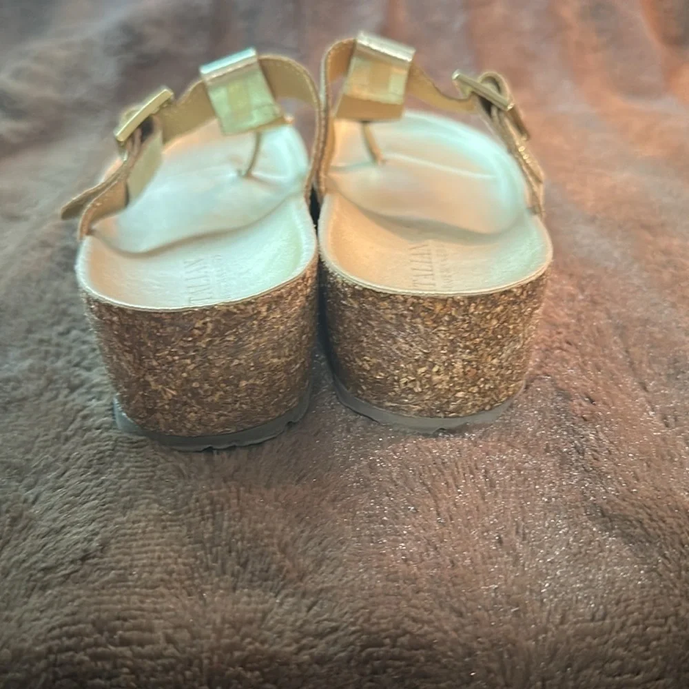 NWOB ITALIAN SHOEMAKERS Metallic Gold Thong Sandal Sz 8